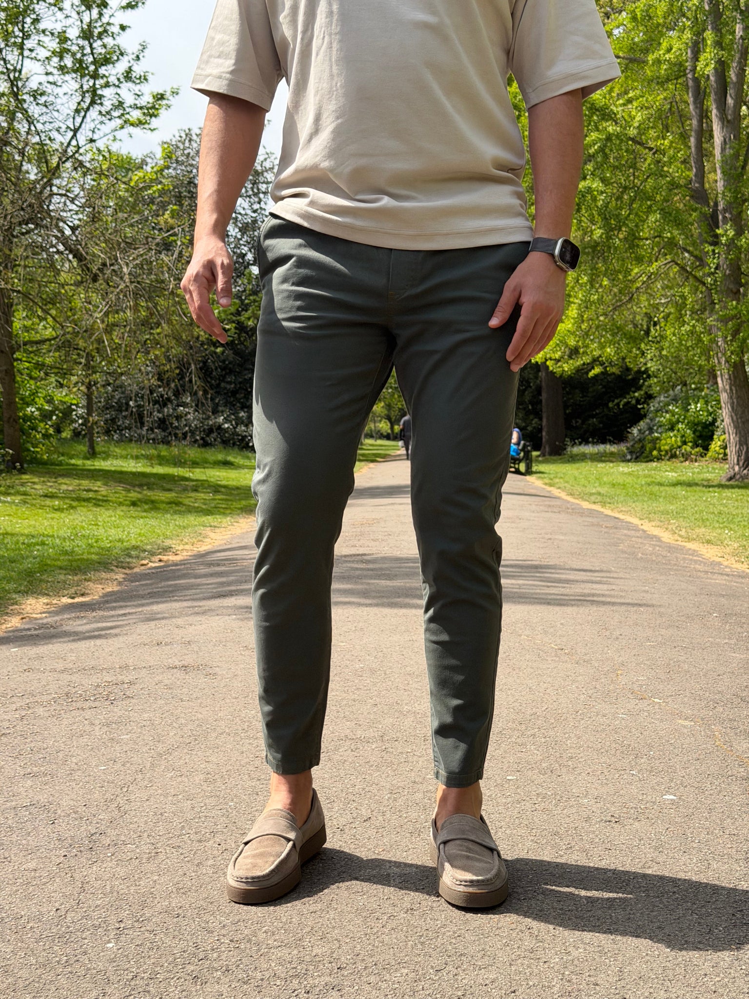 Pantalon Macco Confort vert foncé, porté en extérieur vue de face