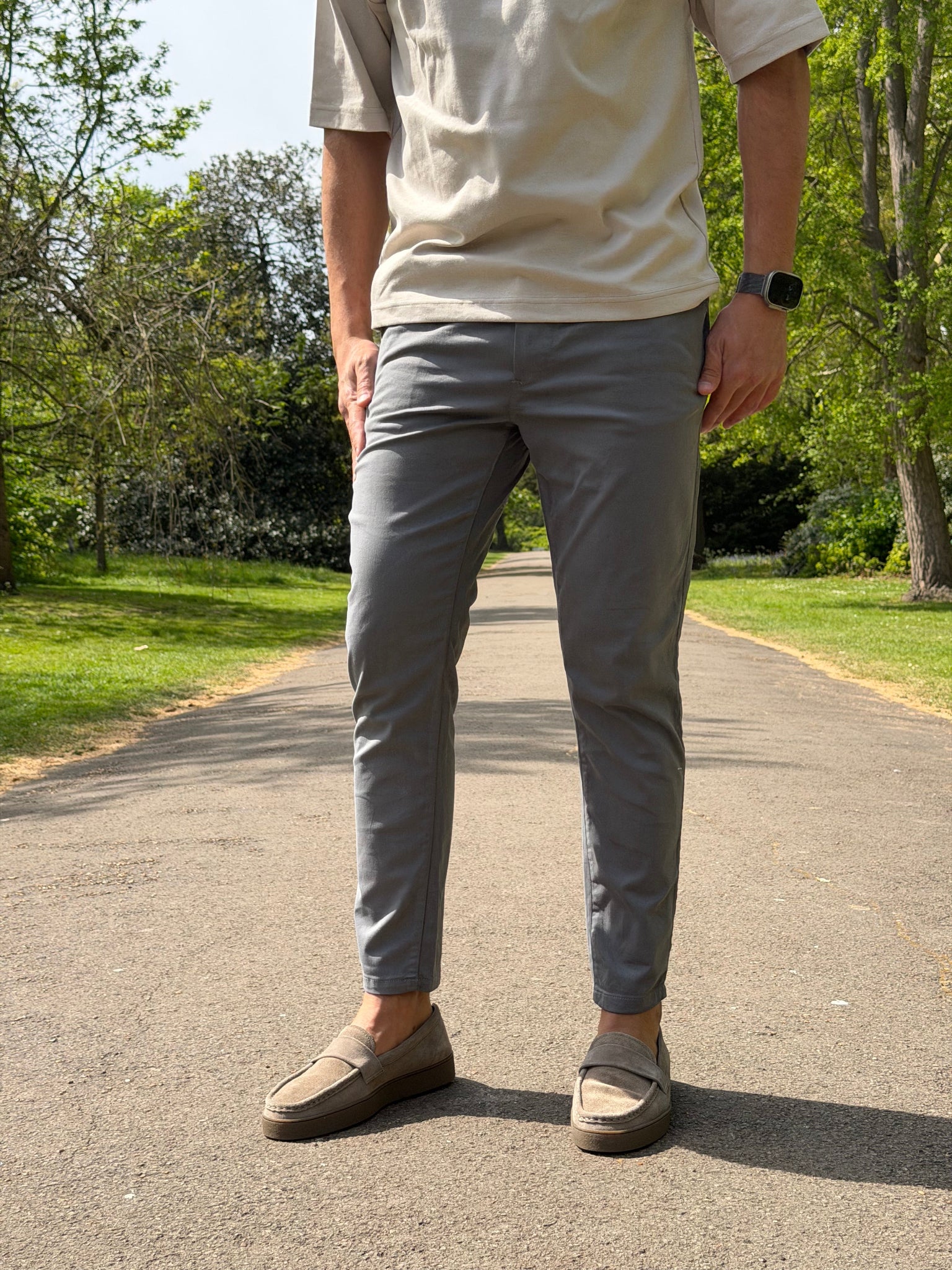Pantalon Macco Confort gris, porté en extérieur vue de face