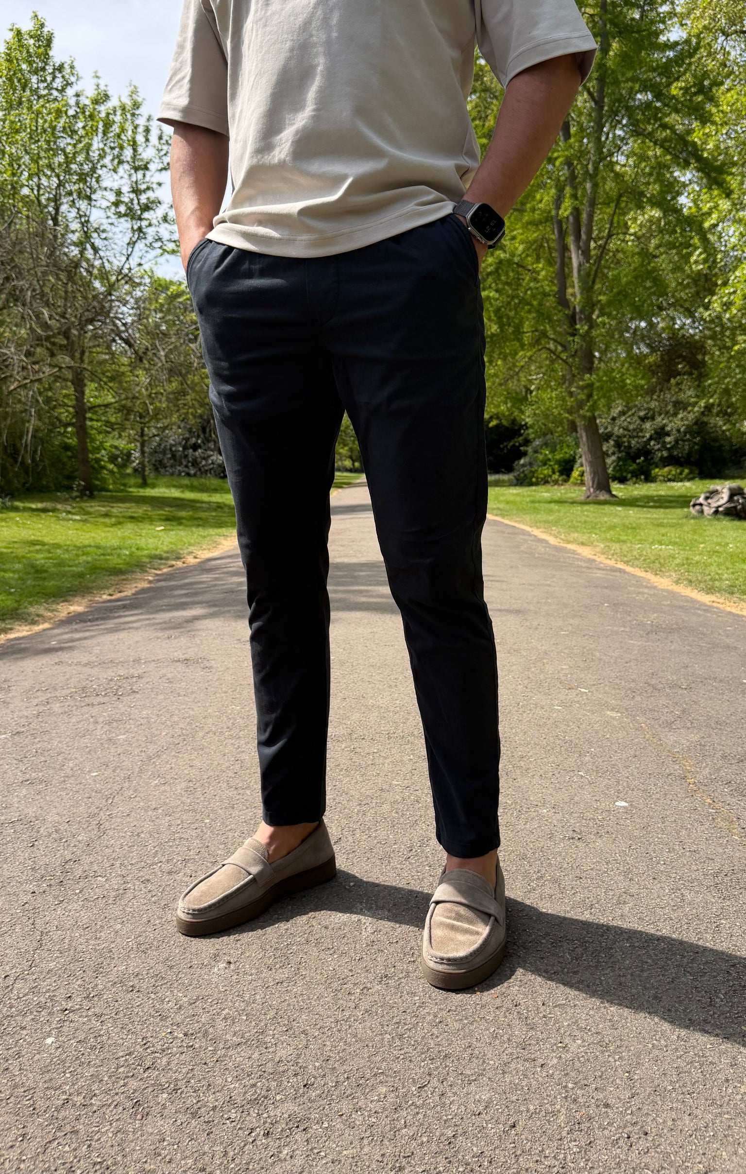 Pantalon Macco Confort noir, porté en extérieur vue de dos