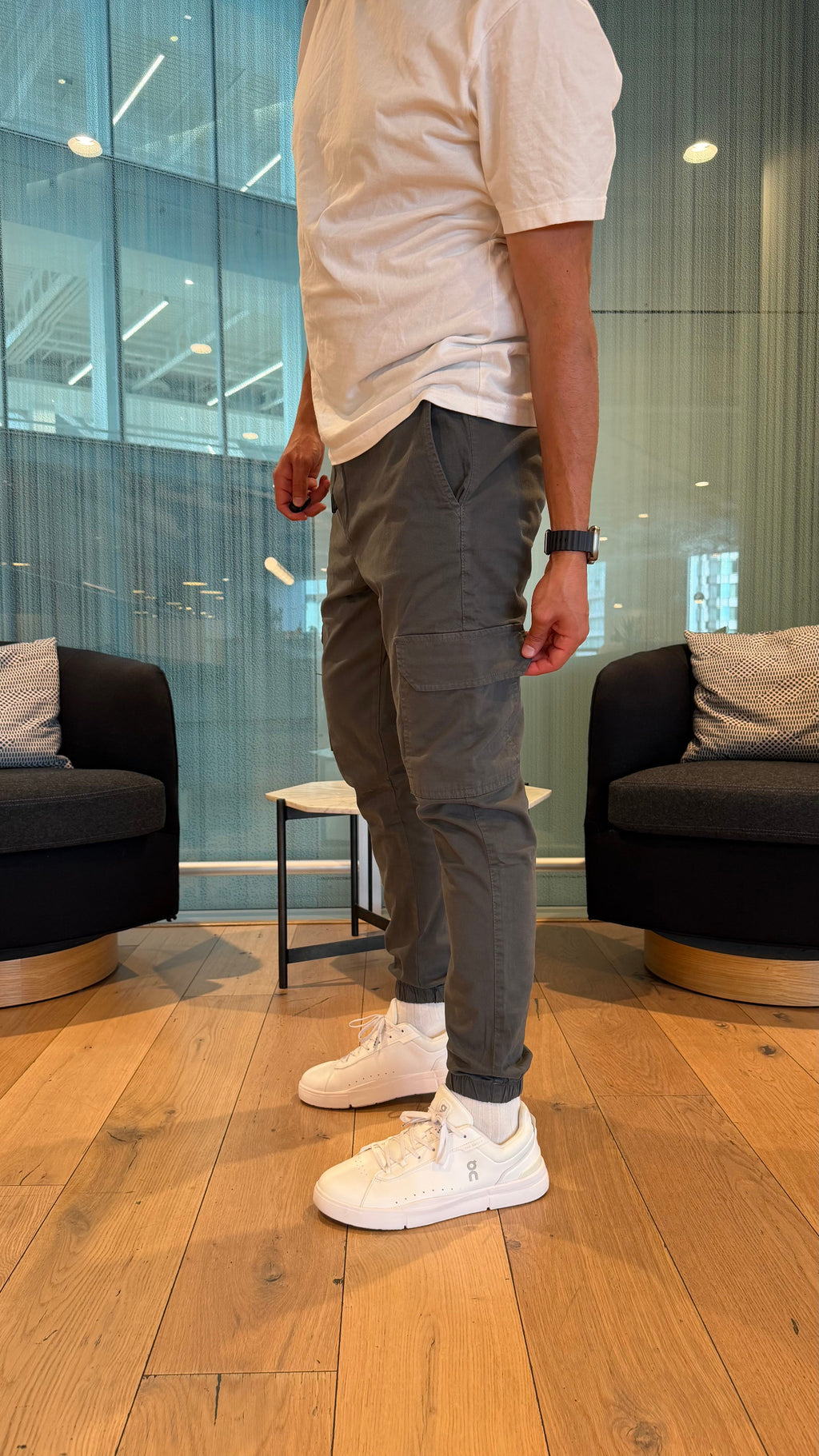 Pantalon Cargo Jogger Fit gris, vue de profil intérieur