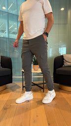 Pantalon Cargo Jogger Fit gris, vue de face détail poche cargo
