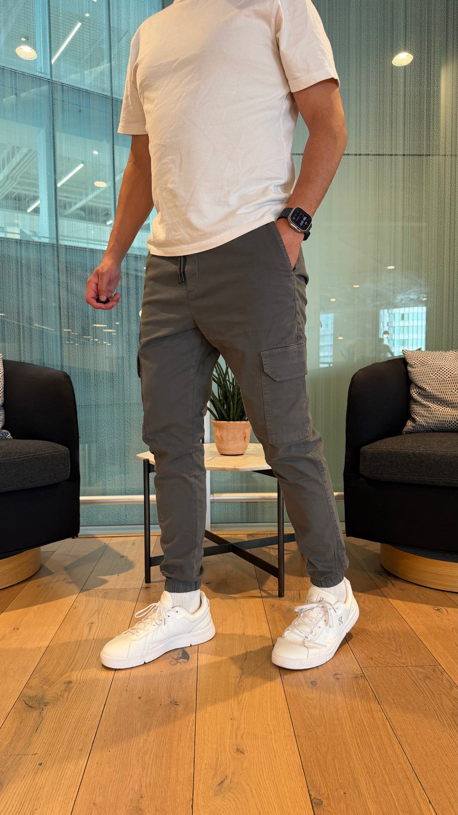 Pantalon Cargo Jogger Fit gris, vue de face détail poche cargo