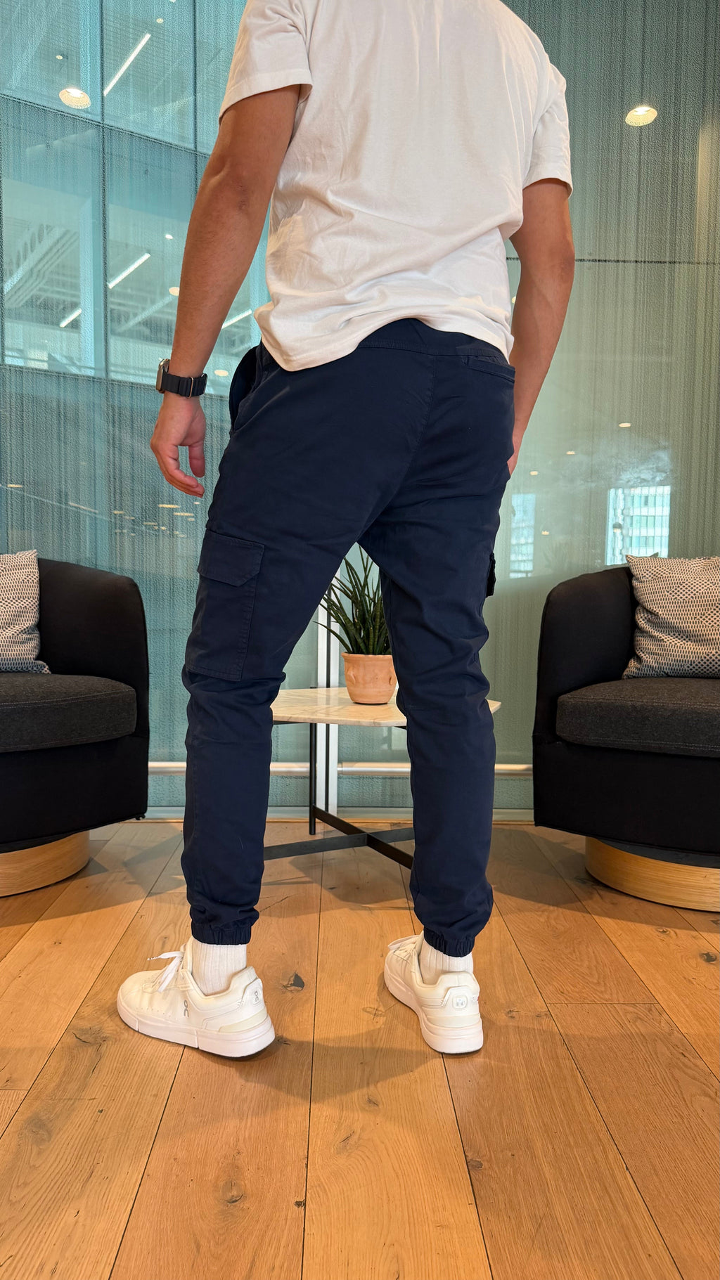 Pantalon Cargo Jogger Fit bleu marine, vue de dos détail poche cargo