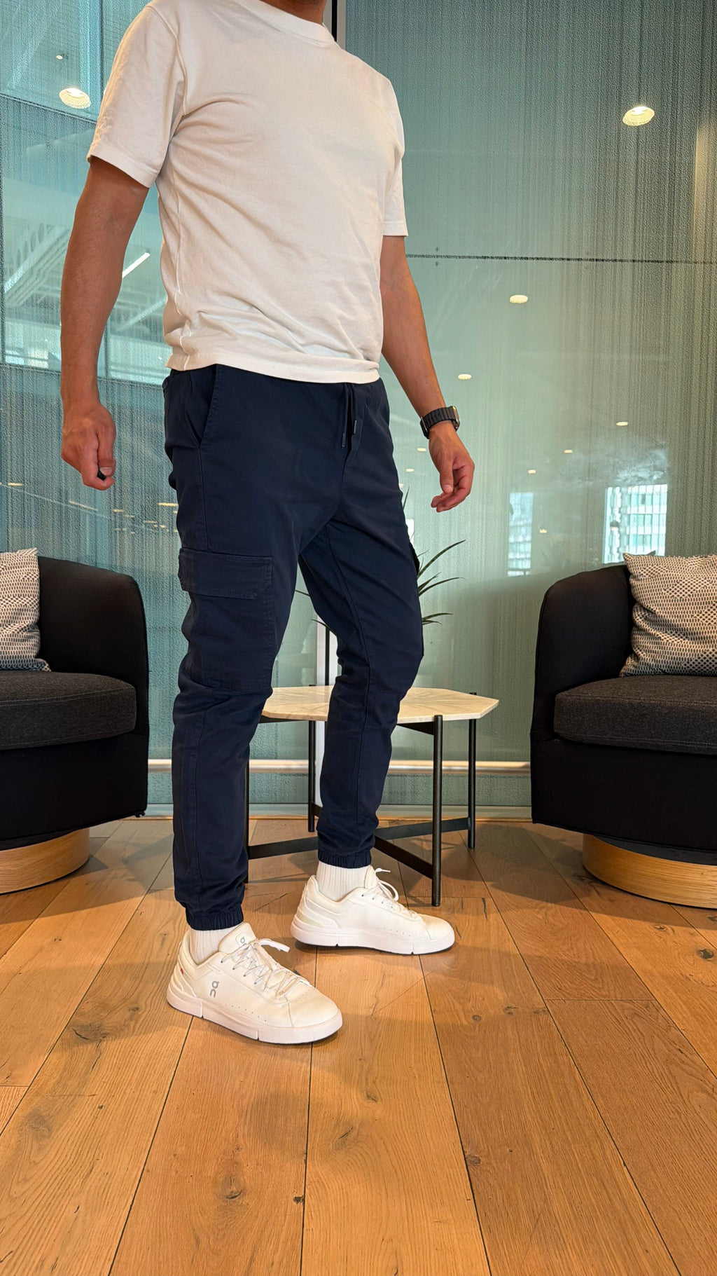 Pantalon Cargo Jogger Fit bleu marine, vue de profil en mouvement
