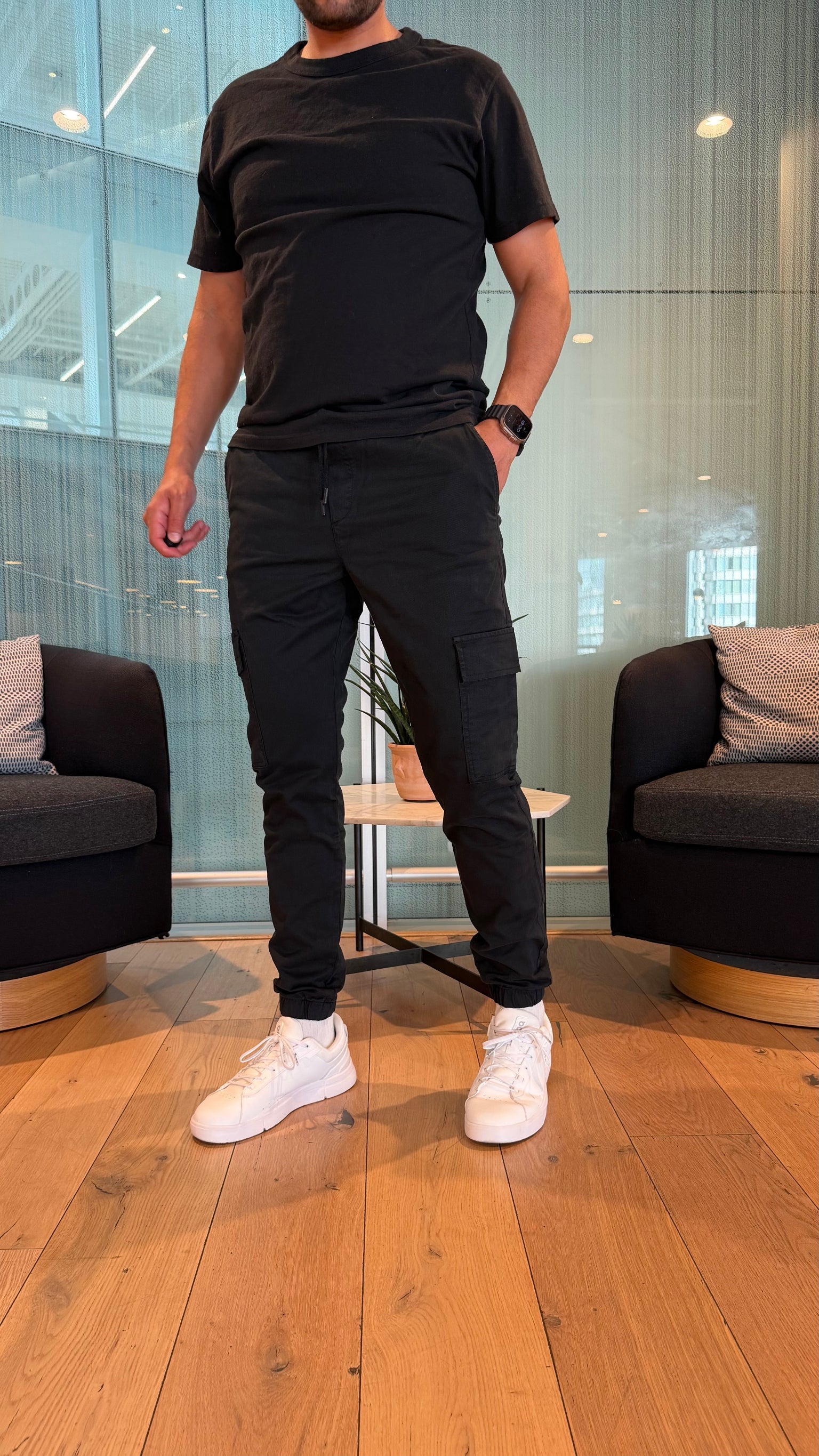 Pantalon Cargo Jogger Fit noir, vue de face intérieur