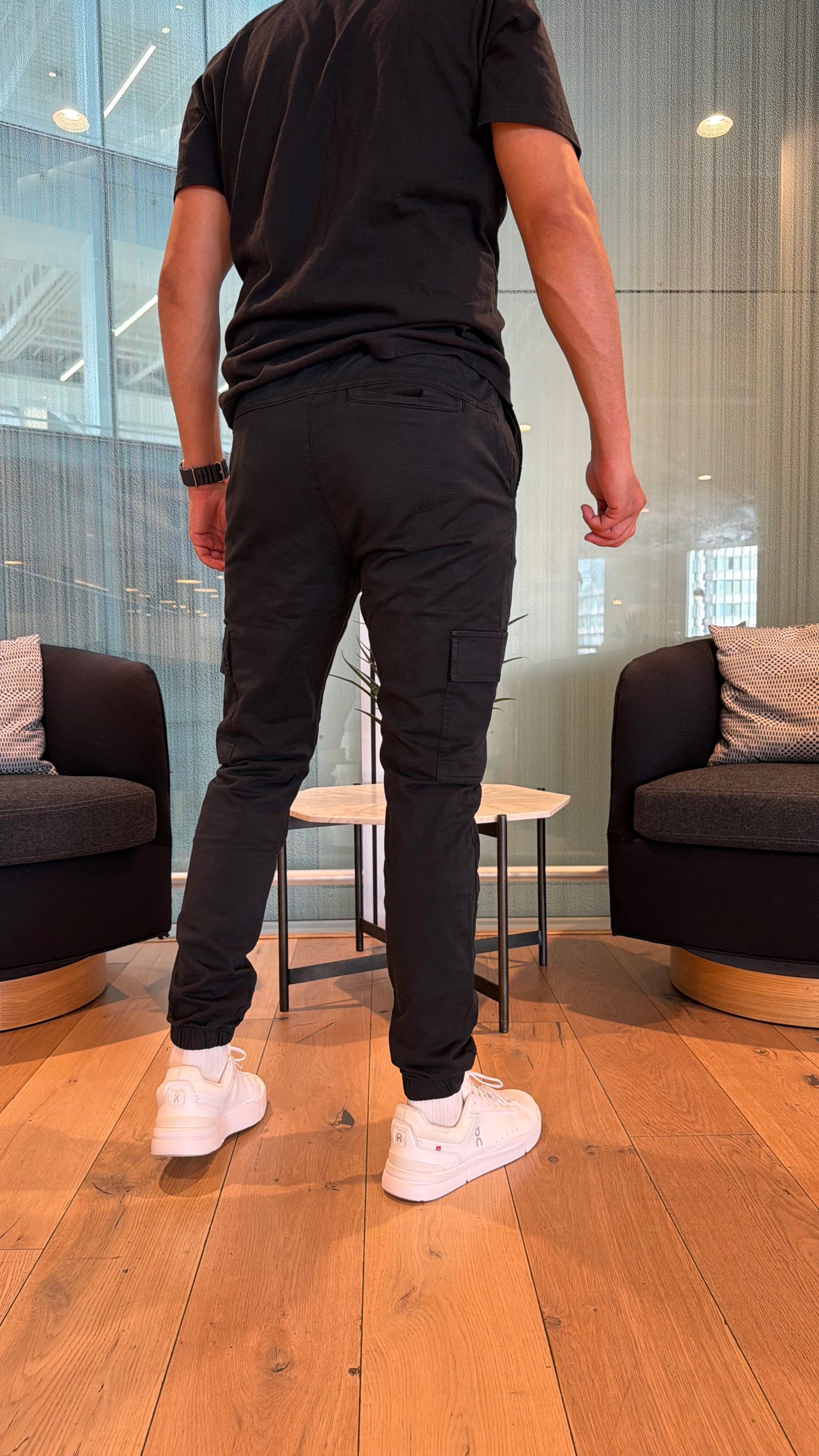 Pantalon Cargo Jogger Fit noir, vue de dos intérieur