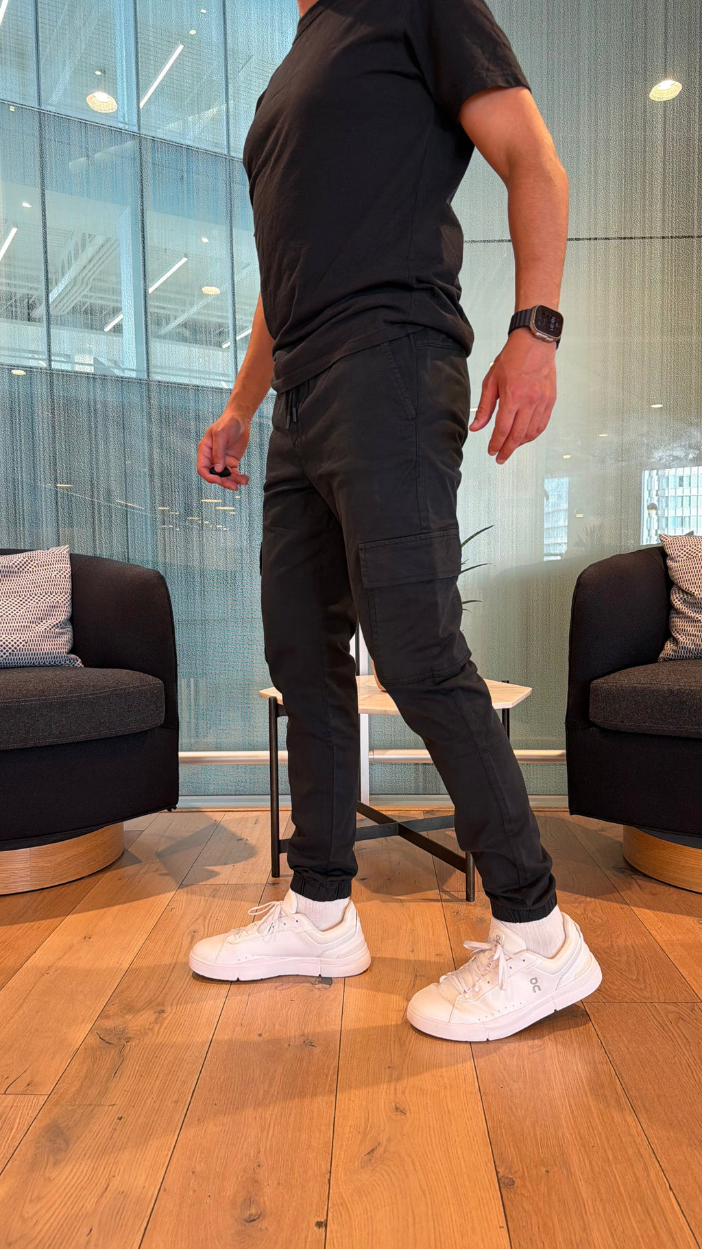 Pantalon Cargo Jogger Fit noir, vue de profil intérieur